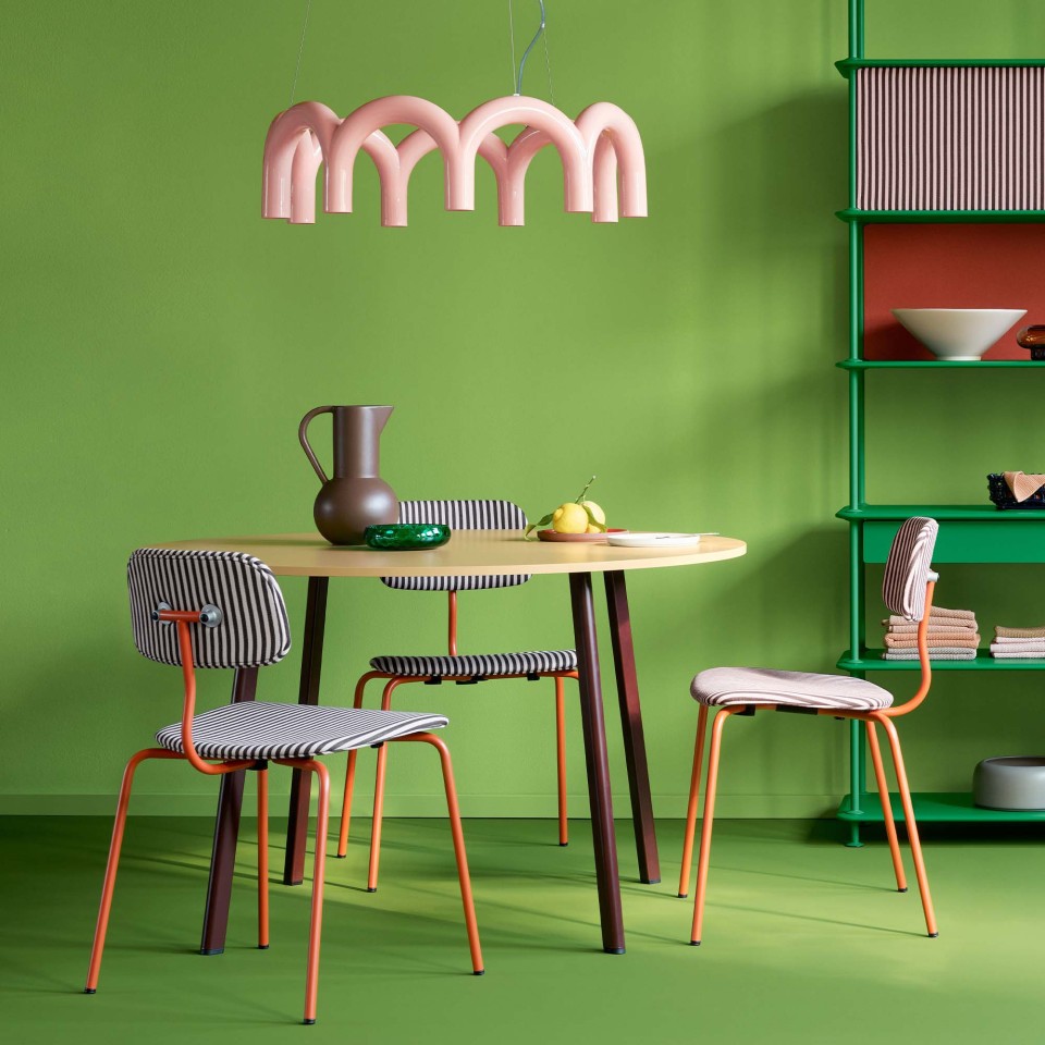 montana-free-shelving-666000-parsley-mosertable-kevichair-2000