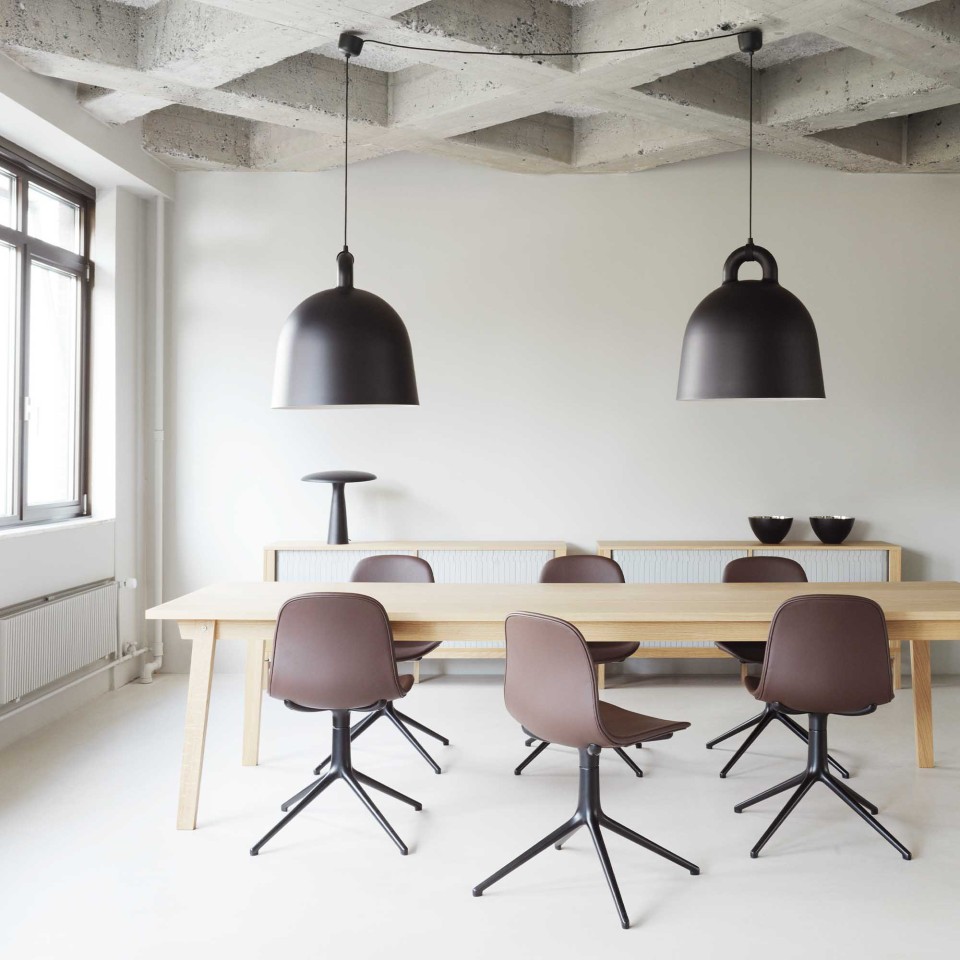 normann-copenhagen-2022-bell-lamp-black-slice-table-oak-form-chair-swivel-alu-black-ultra-2000