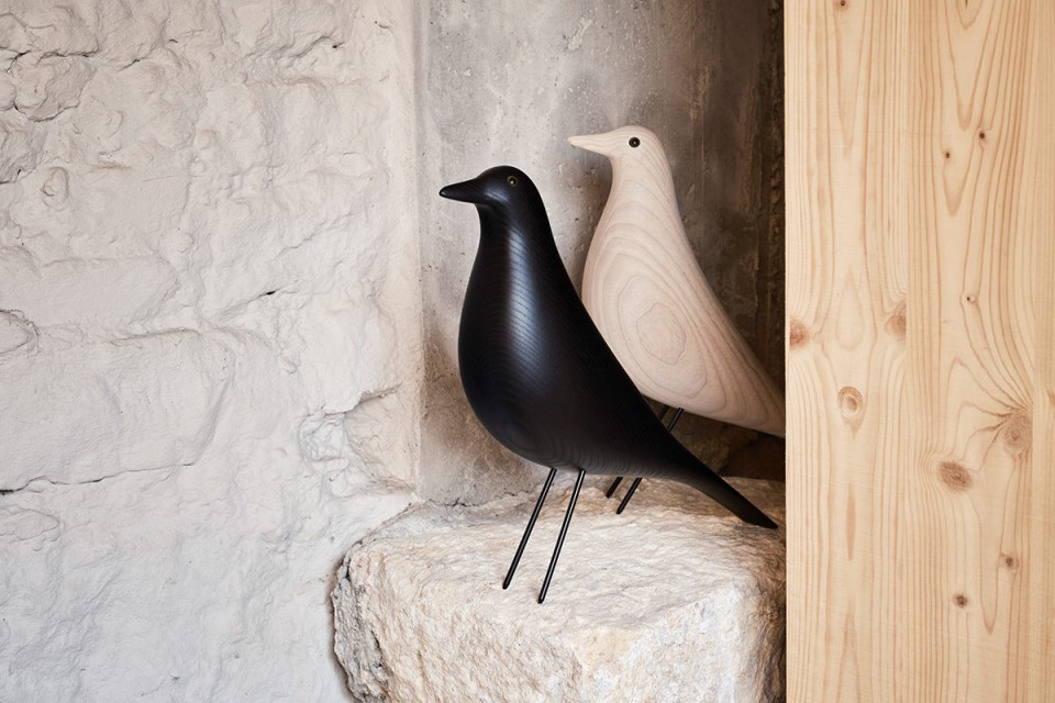 vitra-9579717-eames-house-bird-cotton-white--ash-black-01
