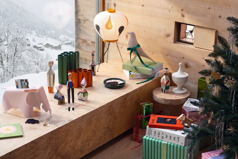 vitra-9962389-christmas-accessoires-akari-nuage-wooden-dolls-eames-bird-showroom-1200