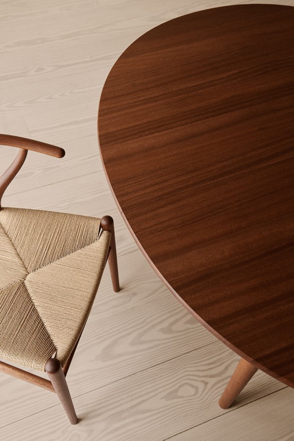 CH24_mahogany_oil_CH337_mahogany_oil_detail_v1.jpg