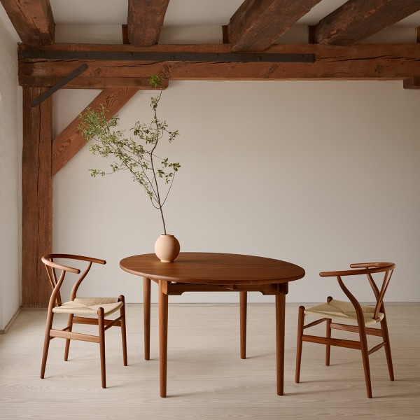 Carl-Hansen-CH24-Mahagony-Release-2021-Gaertnermoebel-1400.jpg