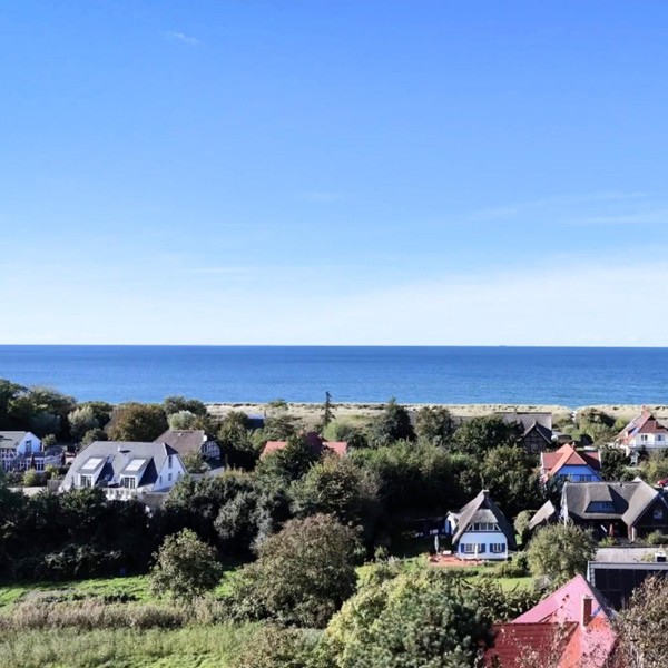 Blick auf traditionelle Häuser von Ahrenshoop und die Ostsee.