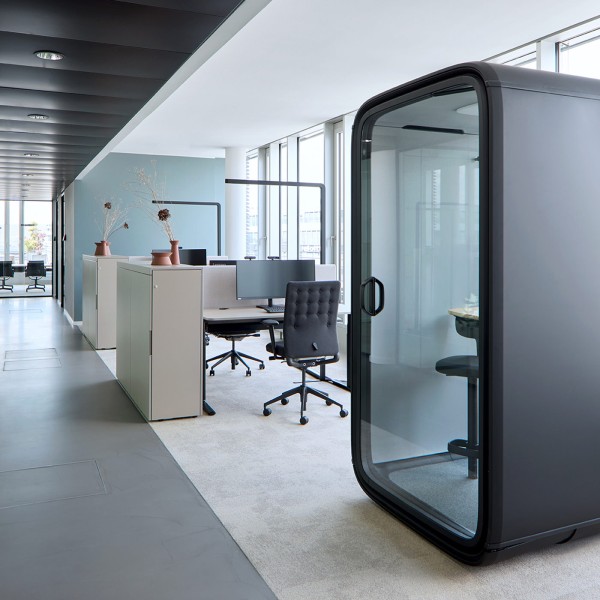 Modernes Büro mit Framery One Telefonbox und Vitra ID Trim Drehstühlen