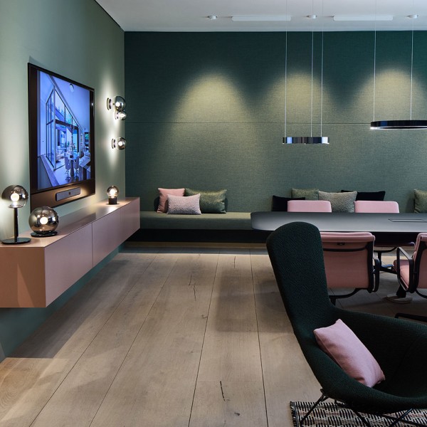 Occhio Light Space im gärtner Showroom mit dunkler Wand, Pendelleuchten und Lounge-Sitzbank