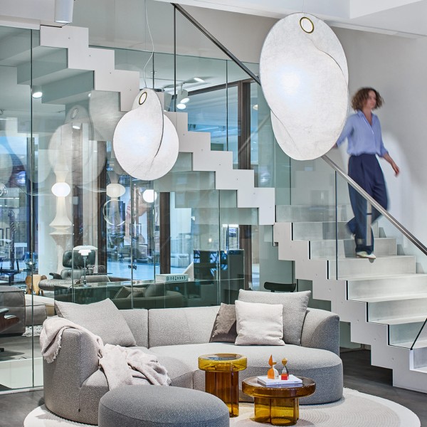 Treppenauge in unserem Showroom mit den Overlap Hängeleuchten von Flos