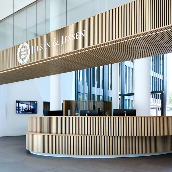 Eingangsbereich Jebsen & Jessen: Moderne Holzlamellen und freundlicher Empfang