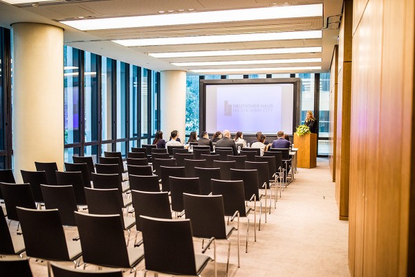 Projekt-Deutsches-Haus-Auditorium-Gaertnermoebel-01