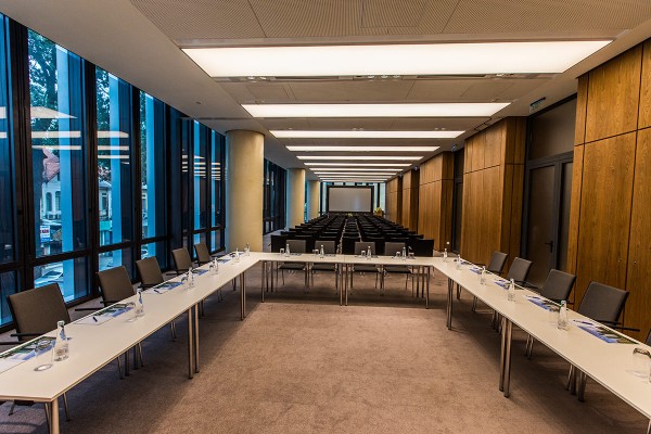 Projekt-Deutsches-Haus-Konferenz-Gaertnermoebel-01