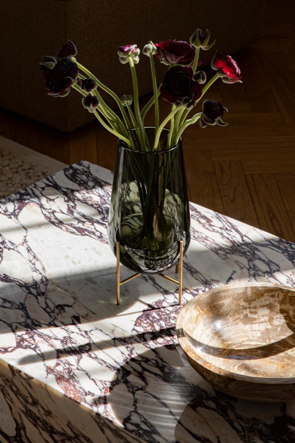 audo-menu-plinth-low--chasse-vase-gravel-rug