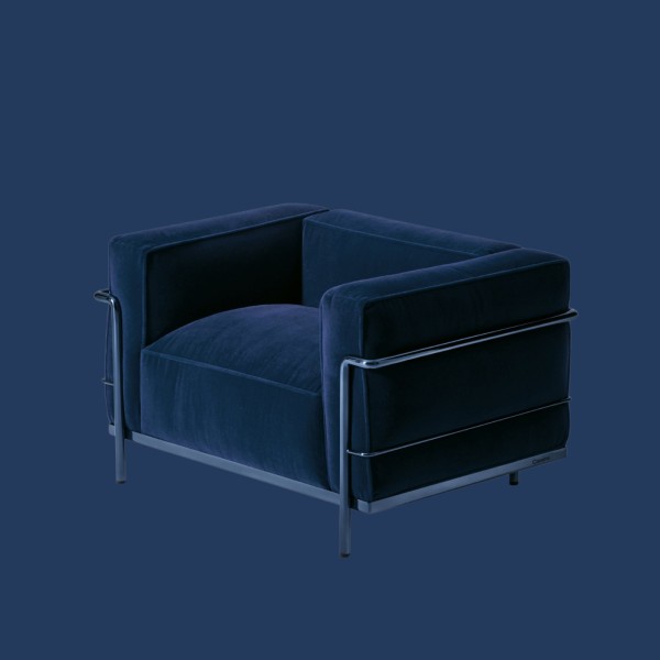 Cassinas Fauteuil Grand Confort (LC3) in blauem Mohairvelours.