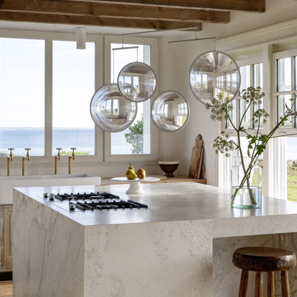 DCW éditions Focus Leuchte mit vier spiegelnden Kugeln in heller Küche.