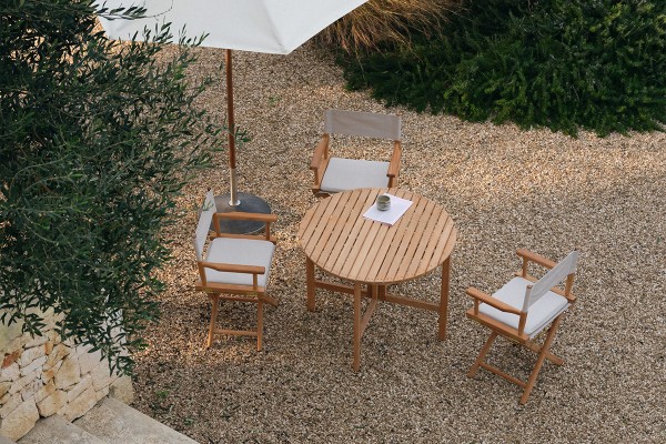 fritz-hansen-director-s-chair-heritage-papyrus-selandia-table-94-teak-messina-210-off-white-01-01