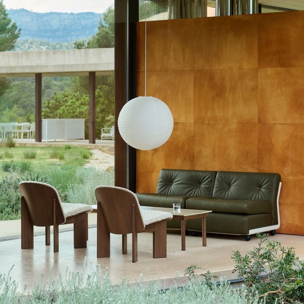 HAY Amanta Sofa in Dunkelgrün und Chisel Sessel in hellem Lammfell