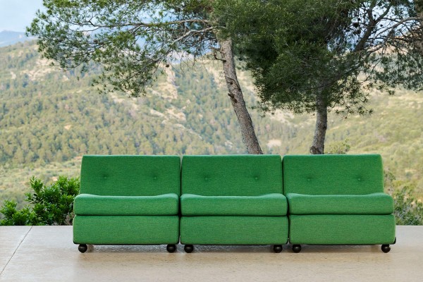 hay-amanta-3-seater-mode-040-anthracite-shell-twist-floor-lamp-cream-white-1200