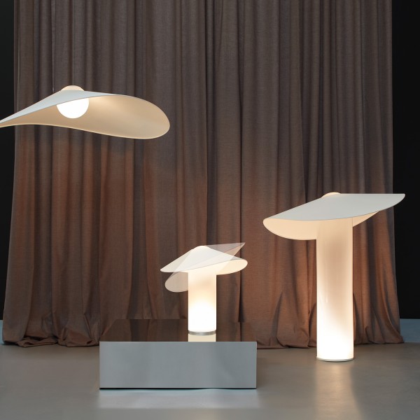 Midgard Loja Leuchten von Sebastian Herkner vor braunem Vorhang.