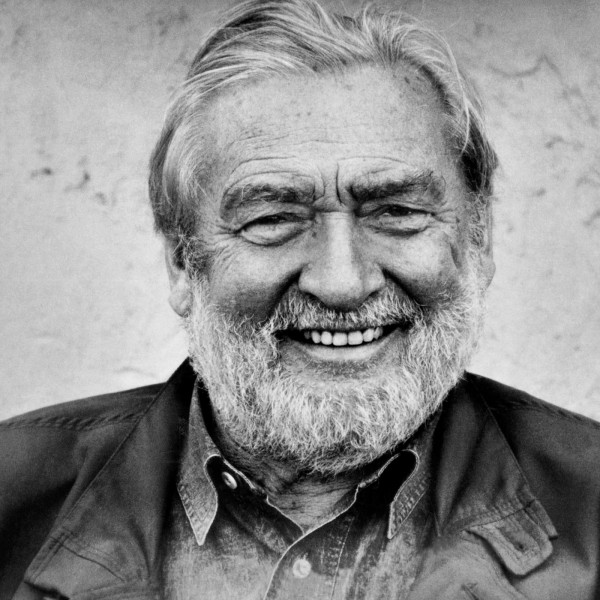 Nahaufnahme: Schwarz-weiß Porträt des dänischen Designers Verner Panton.