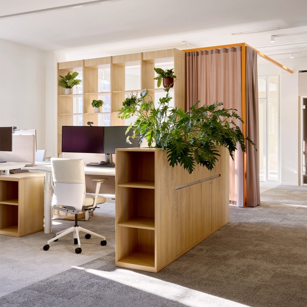 gärtner Referenz 4flow - Modernes Großraumbüro mit Raumteiler aus Holz, Büropflanzen und rosa Akustikvorhang