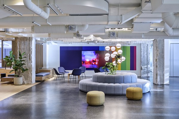 Stilvolle Lounge bei BAT Hamburg mit Bla Station Bob Sofa, Muuto Fiber Lounge Chairs und großen Bildschirmen.