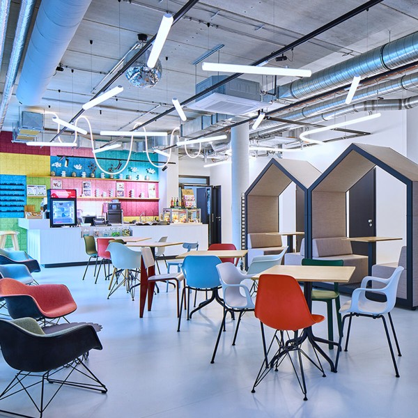 Bunte Gemeinschaftsfläche bei Henkel House of Hair mit Eames Chairs