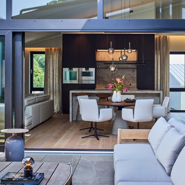 Moderner Wohnbereich mit Gloster Outdoor-Möbeln und Mobimex Essgruppe