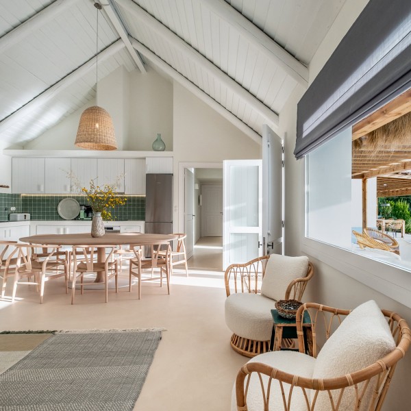 Ferienhaus Portugal: Offener Wohnraum mit Designermöbeln und Poolblick
