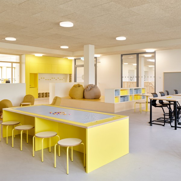 Helle Lernumgebung in der Grundschule Kiel-Gaarden mit gelben Möbeln und Sitzsäcken.