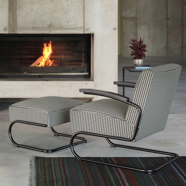 Thonet Sessel S 411 in Schwarz-Weiß-Muster am Kamin mit Hocker
