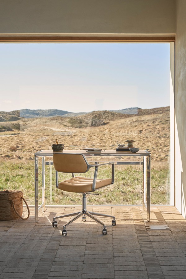 vipp-430-453-swivel-camel-studio-desk-thy-01-01