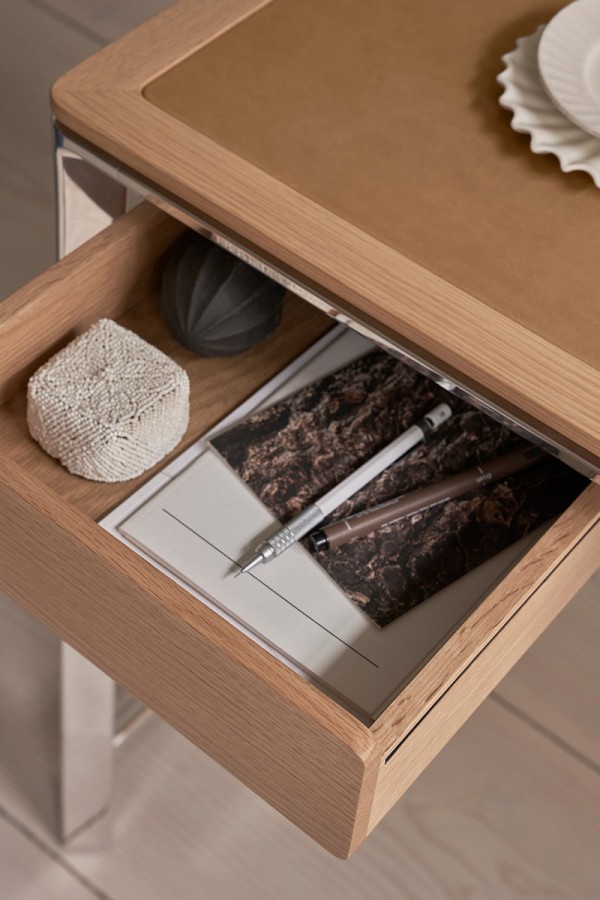 vipp-430-studio-desk-camel-drawer-light-oak-detail-01-01