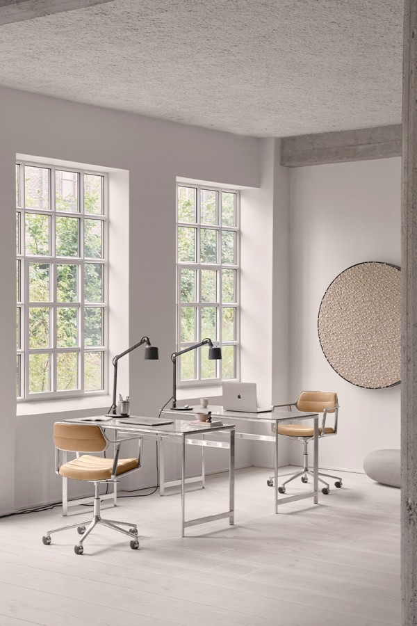 vipp-453-swivel-camel-studio-desk-office-01-01