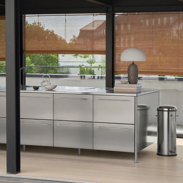 Vipp V4 Küche aus gebürstetem Edelstahl mit Arbeitsinsel und Tischleuchte