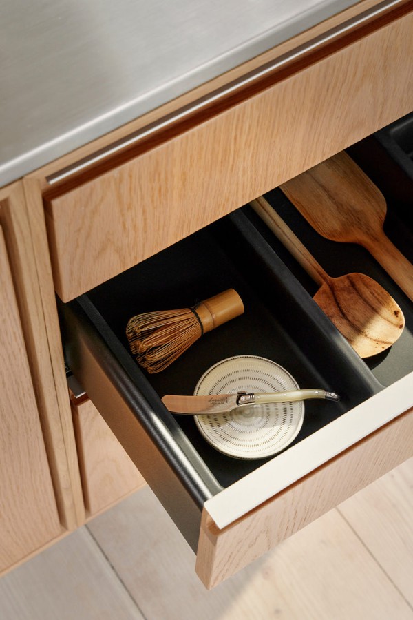 vipp-v2-kitchen-light-oak-detail-05