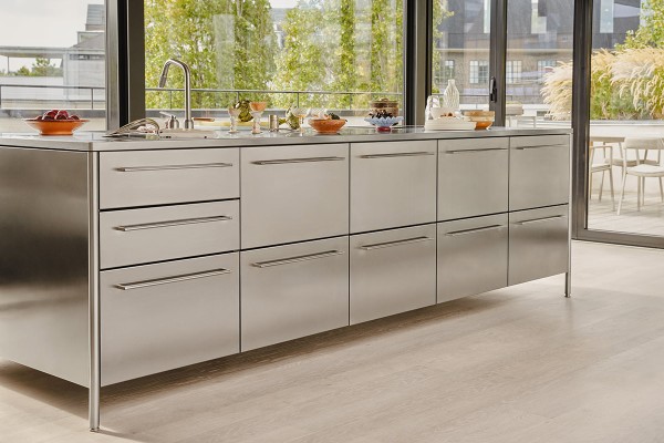 vipp900-v4-kitchen-julia-khan-anselmo-campaign-02