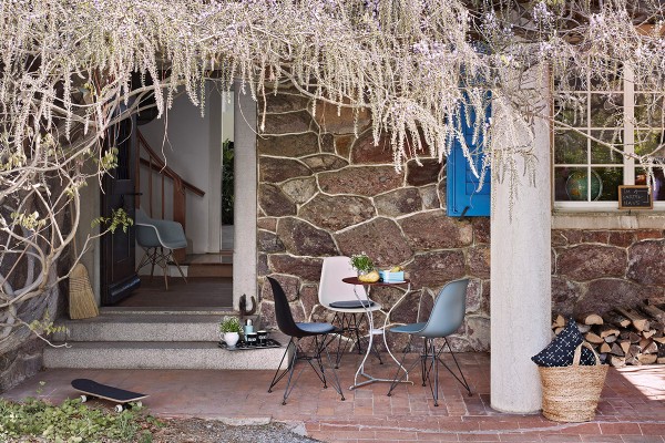 vitra-2796054-eames-plastic-side-chair-dsr-eames-plastic-armchair-daw-01