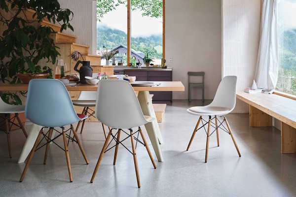vitra-5634310-eames-plastic-side-chair-dsw-em-table-cork-family-model-a-b-modified-cropped-01