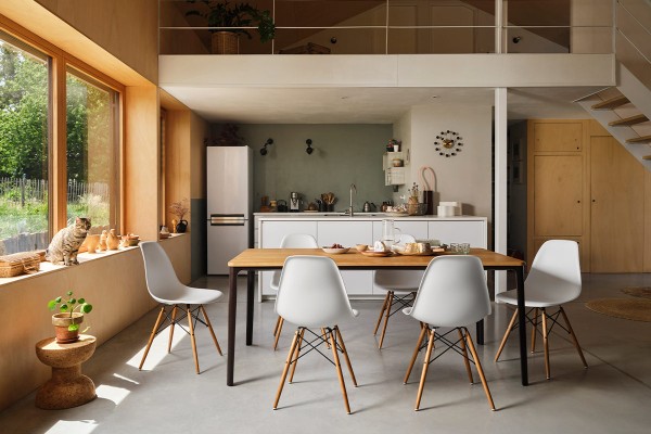 vitra-6470032-eames-plastic-side-chair-re-dsw-plate-dining-table