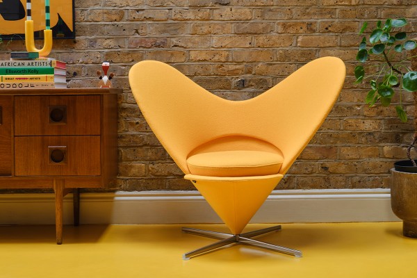vitra-8050064-heart-cone-chair-01