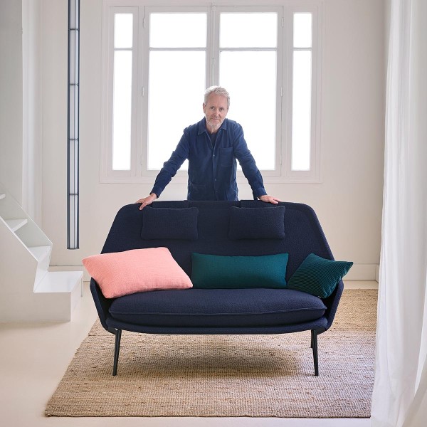 Designer Ronan Bouroullec hinter dem Slow Sofa von Vitra.