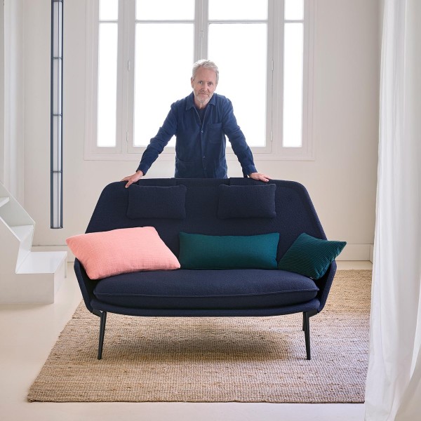 Designer Ronan Bouroullec hinter dem Slow Sofa von Vitra.
