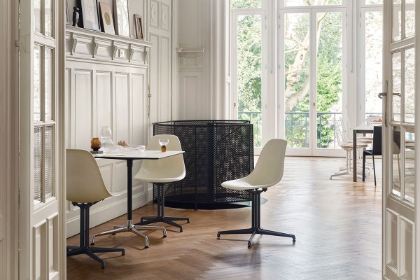 vitra-9539371-kitchen-eames-fibreglass-side-chair-dal-eames-contract-table-03-landscape-close-hsfw25