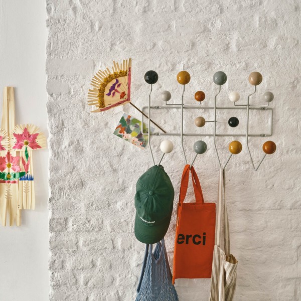Vitra Hang it all Wandgarderobe in neuer Farbvariante an weißer Backsteinwand