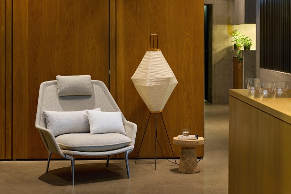 vitra-9562193-5-slow-chair-fabric-akari-13a-cork-model-c-horizontal-master.jpg