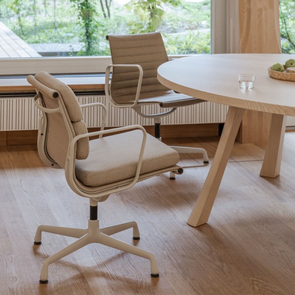 Eames Soft Pad Chair EA 208 in Beige (Parchment) mit neuer Pulverbeschichtung