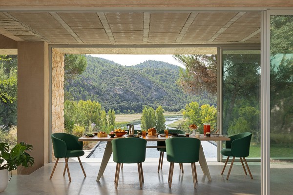 vitra-9725240-mikado-armchair-living-room-em-table-01