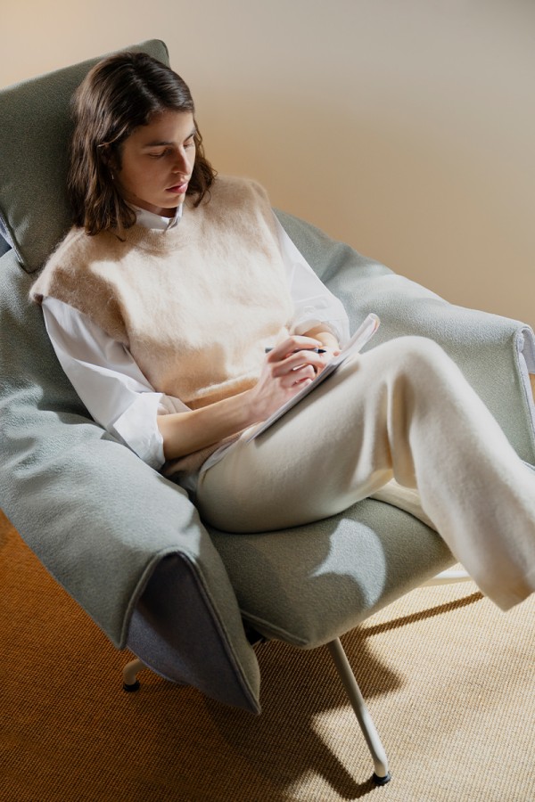 vitra-9927413-bascule-highback-cento-light-sage-light-lavender-chalk-base-model-detail-03