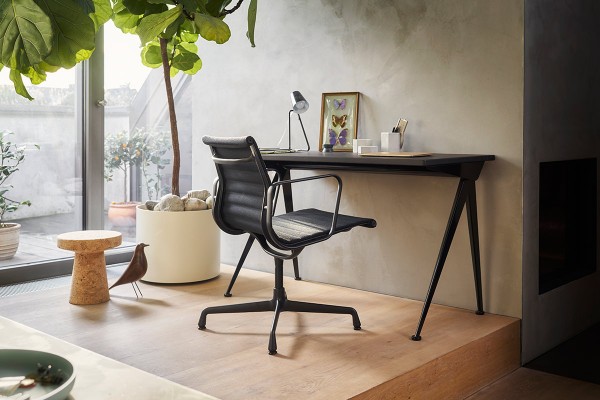 vitra-AluminiumChairEA108-CompasDirection-gaertnermoebel.jpg