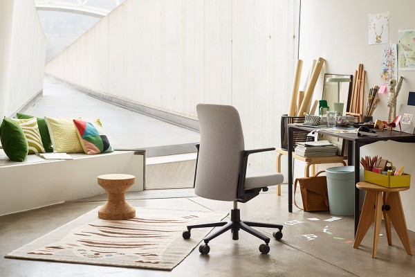 vitra-pacificChair-MapTable-gaertnermoebel.jpg