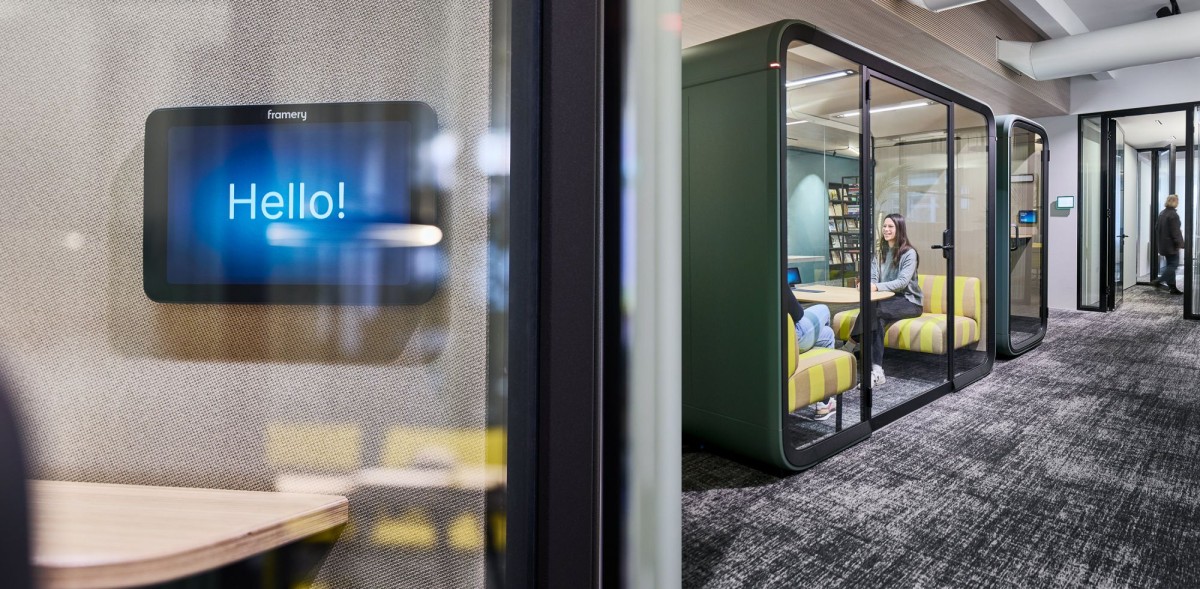 Begrüßung - schalldichte Framery Besprechungsbox ausgestattet mit zwei gelben Sofas