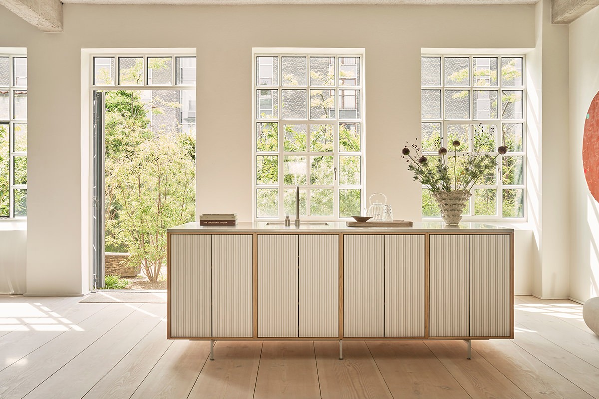 vipp-v2-kitchen-light-oak-02-1200